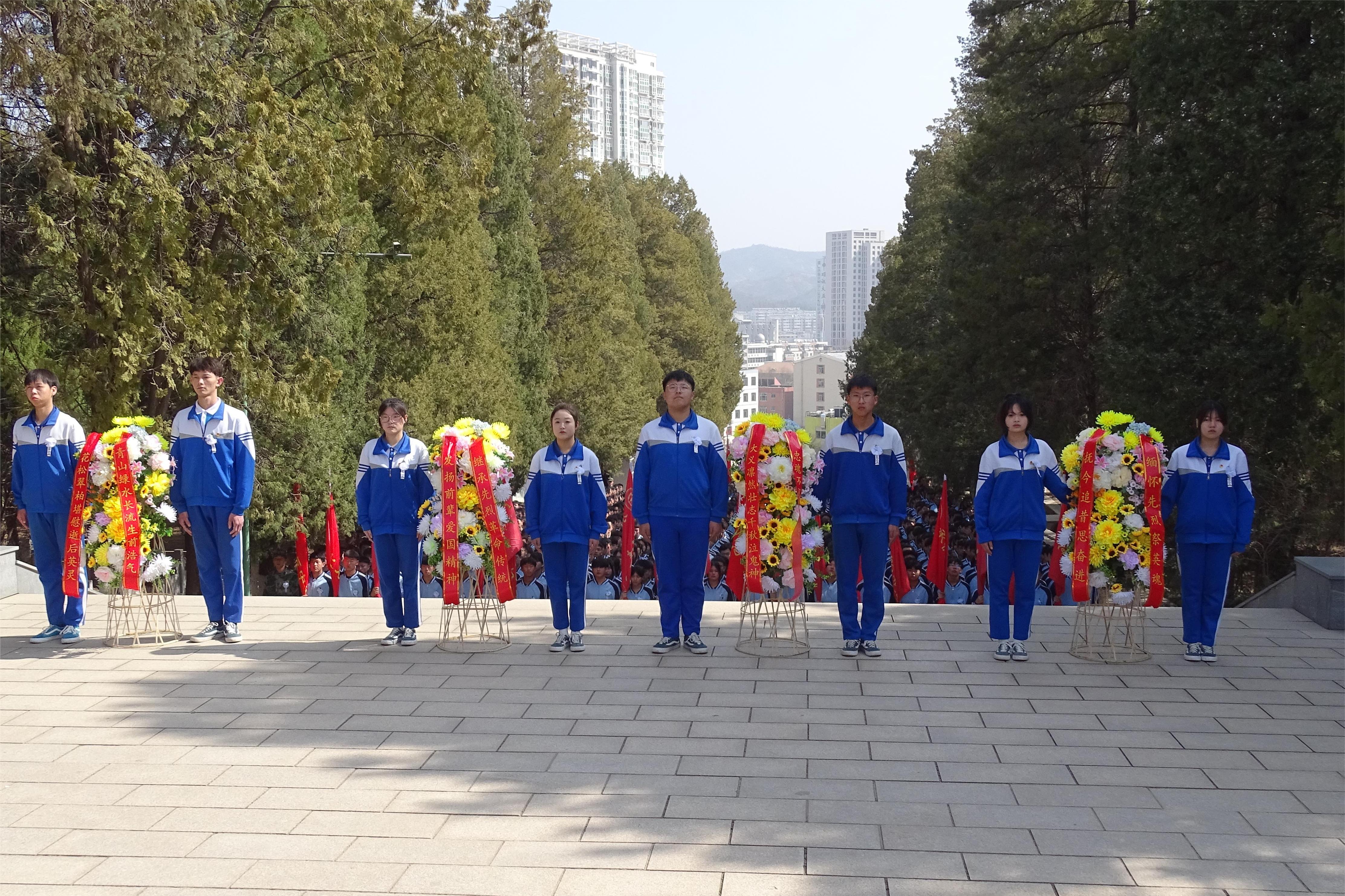 清明祭英烈，凝聚爱国情，清明祭扫烈士陵园